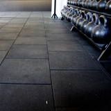 Pavimento Gommato Palestra 100x100 cm con kettlebell in un ambiente di allenamento